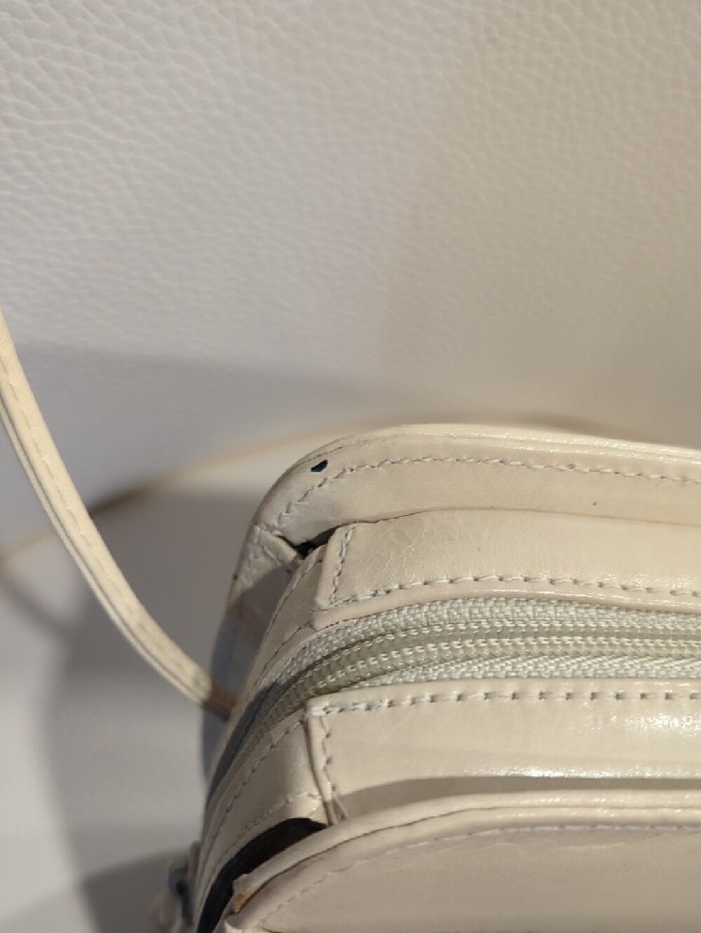 Perry Ellis Vintage Cream Leather Crossbody with Fringe Accent - Picture 4 of 9